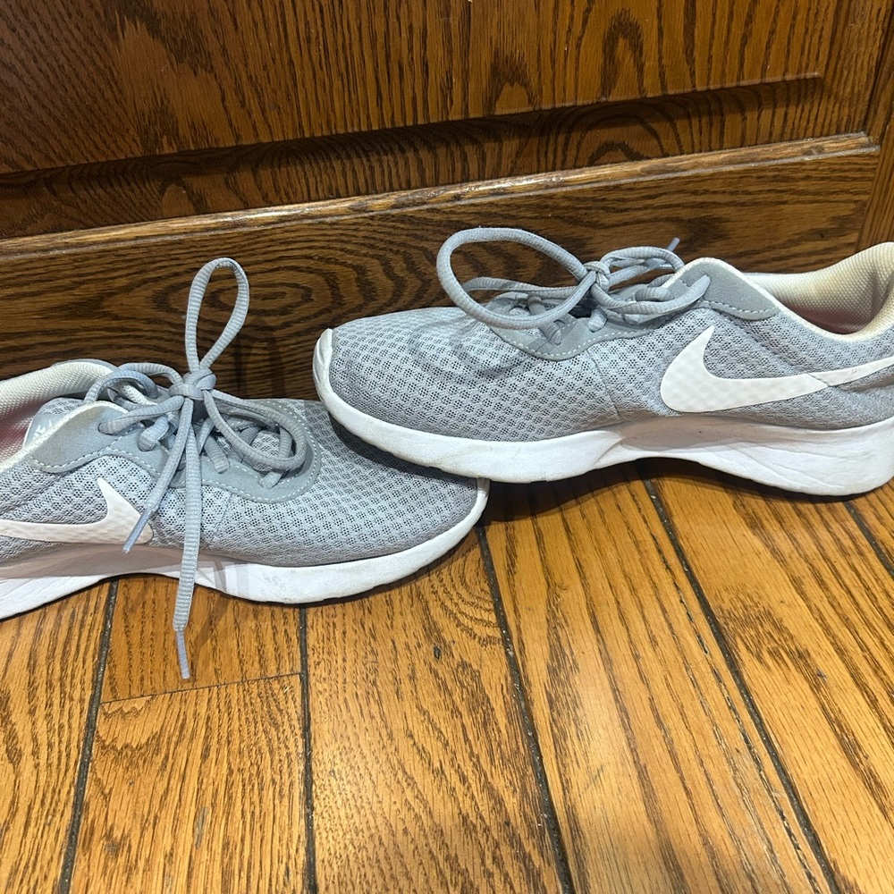 Barely used Nike Women’s Grey Mesh Tennis Shoes